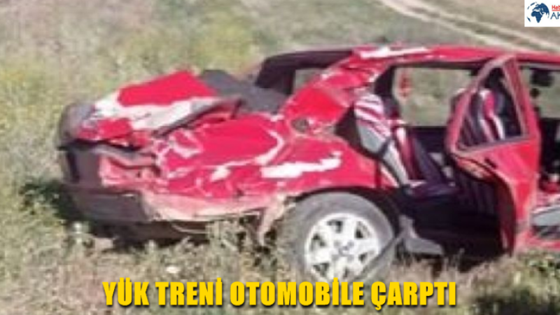 YÜK TRENİ OTOMOBİLE ÇARPTI