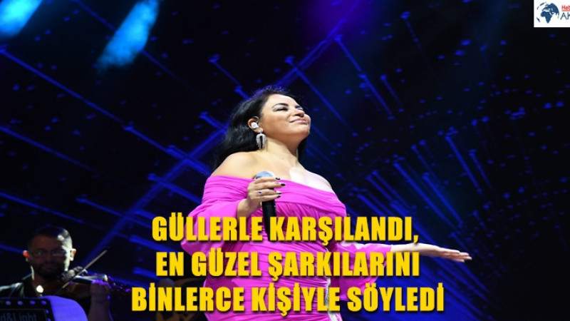 GÜLLERLE KARŞILANDI, EN GÜZEL ŞARKILARINI BİNLERCE KİŞİYLE SÖYLEDİ